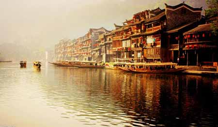 張家界國家森林公園、袁家界、天子山、大峽谷、玻璃橋、鳳凰古城兩晚三日游